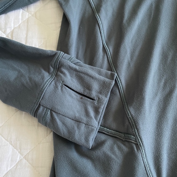 Lululemon Hooded Lightweight Longsleeve Shirt Size 8 - Picture 4 of 7